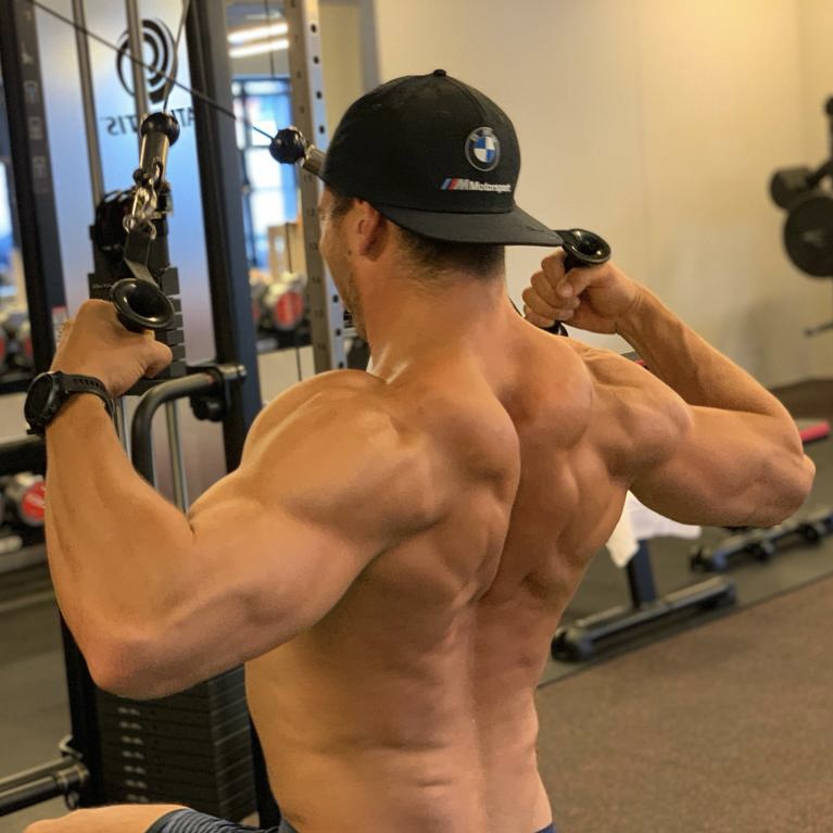 Jakub Nosek při tréninku zad na kladce